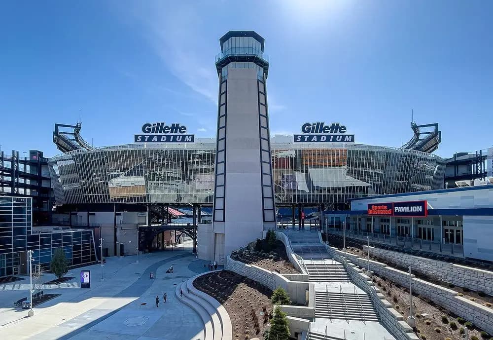 Entrada del estadio con su faro caracteristico