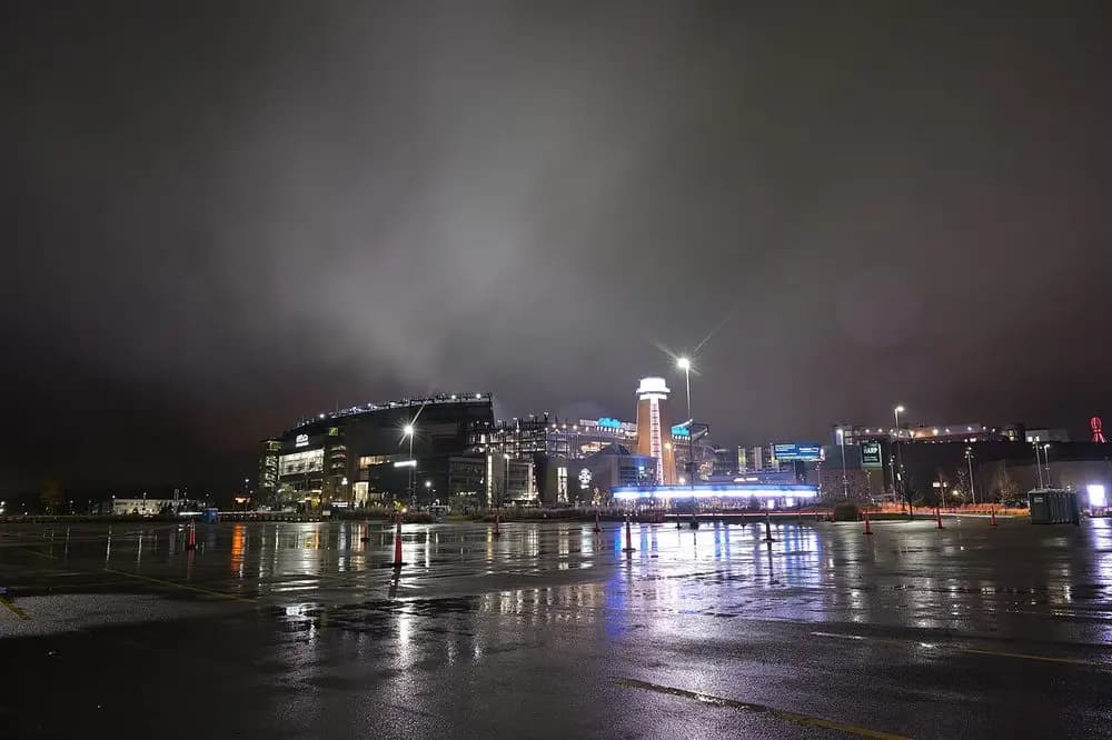 Vista nocturna bajo la lluvia en 2025