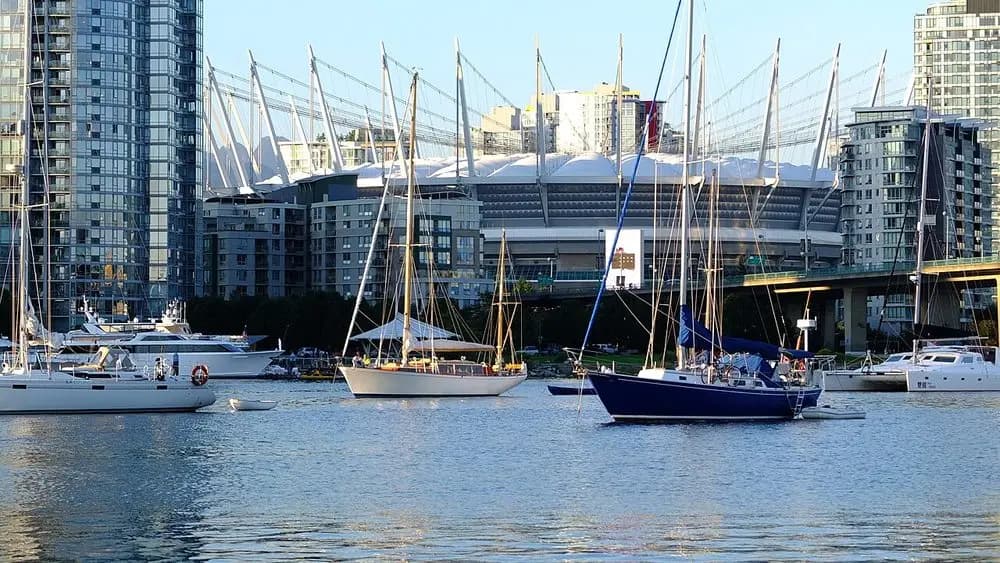 El techo retractil visto desde Heather Marina