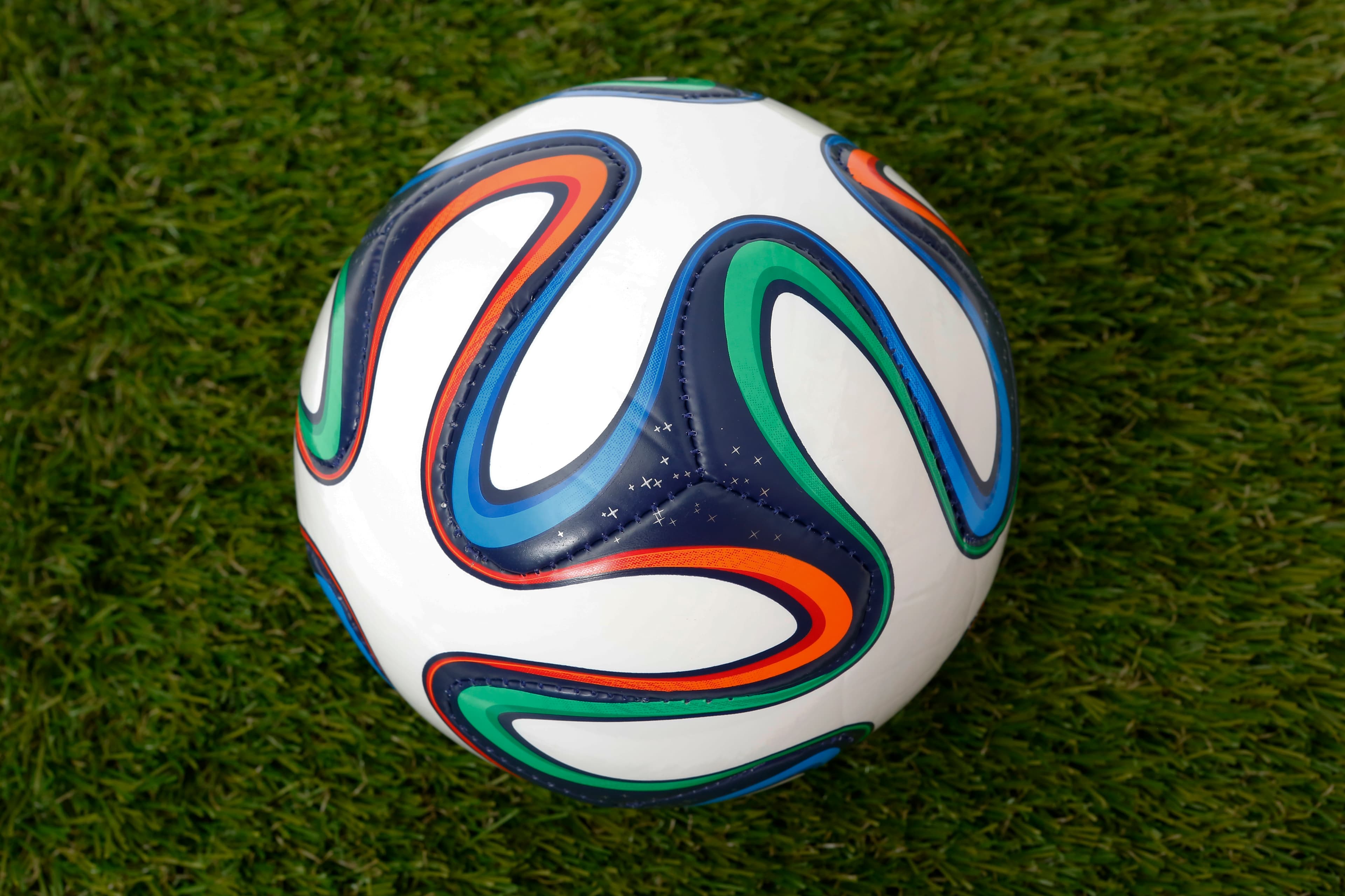 El Brazuca de seis paneles multicolor