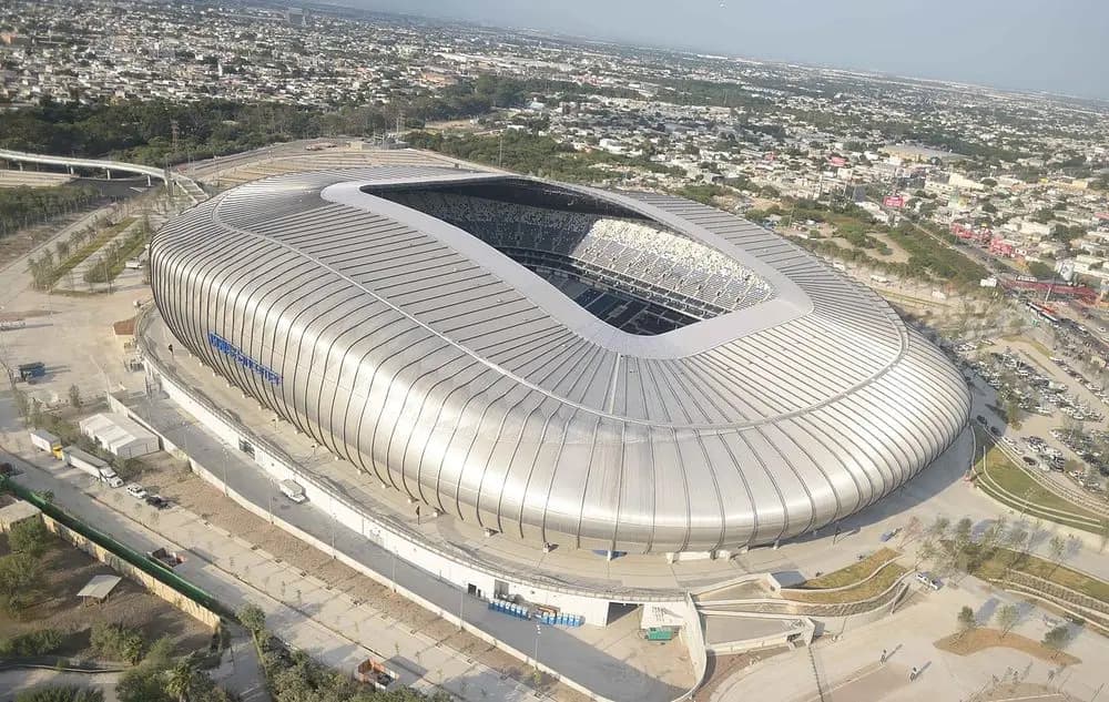El estadio con el Cerro de la Silla al fondo